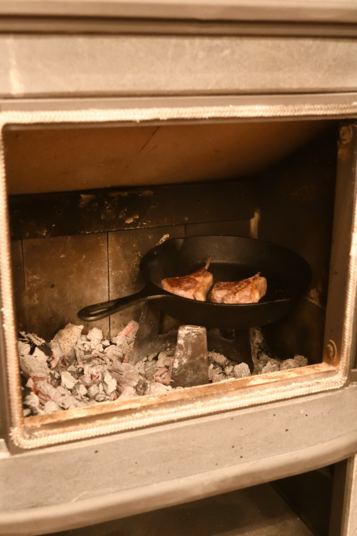 薪ストーブの炉内でステーキや魚を焼いた後に飛んでガラスに付着した油はどうなる？