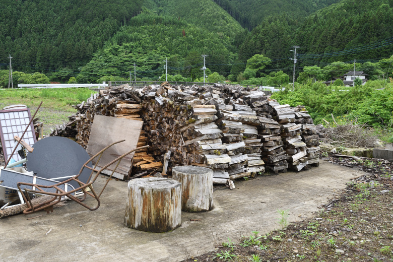 栃木県鹿沼市より１シーズン分の薪と、薪棚の材料の譲渡情報