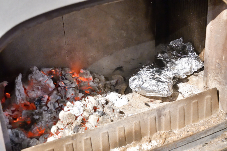 薪ストーブの炉内で焼き芋