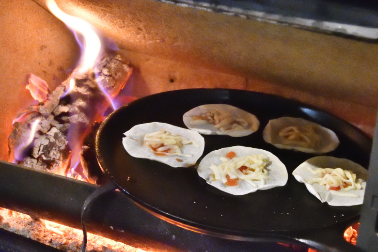 薪ストーブの炉内で餃子の皮で簡易ピザ