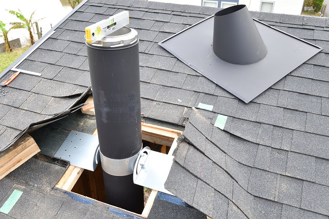 アスファルトシングルの屋根に煙突をつける方法