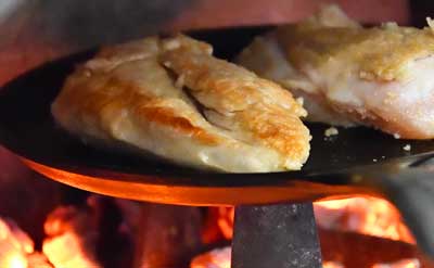 3.焦げ目がつくまで焼き火を通す