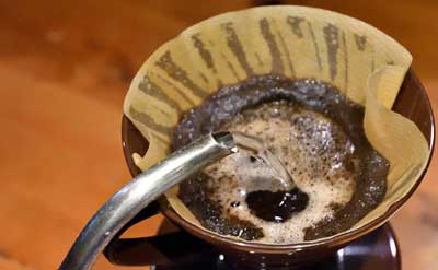 ストーブで沸かしたお湯でコーヒーを