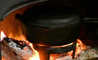 油の入った鍋を炉内に入れる
