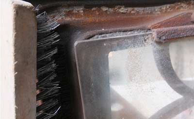 古いガスケットセメントをきれいにする